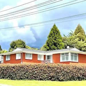 Holiday home Just Like Your Own House -free Wine